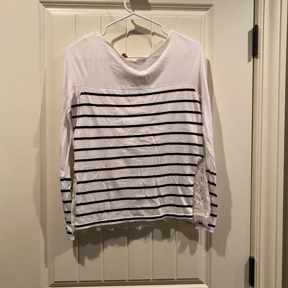 Hive and Honey Long sleeve with Lace Underlay Detail - Picture 2 of 2